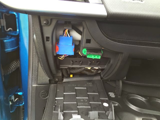 фото розташування блоку запобіжників у Peugeot 207