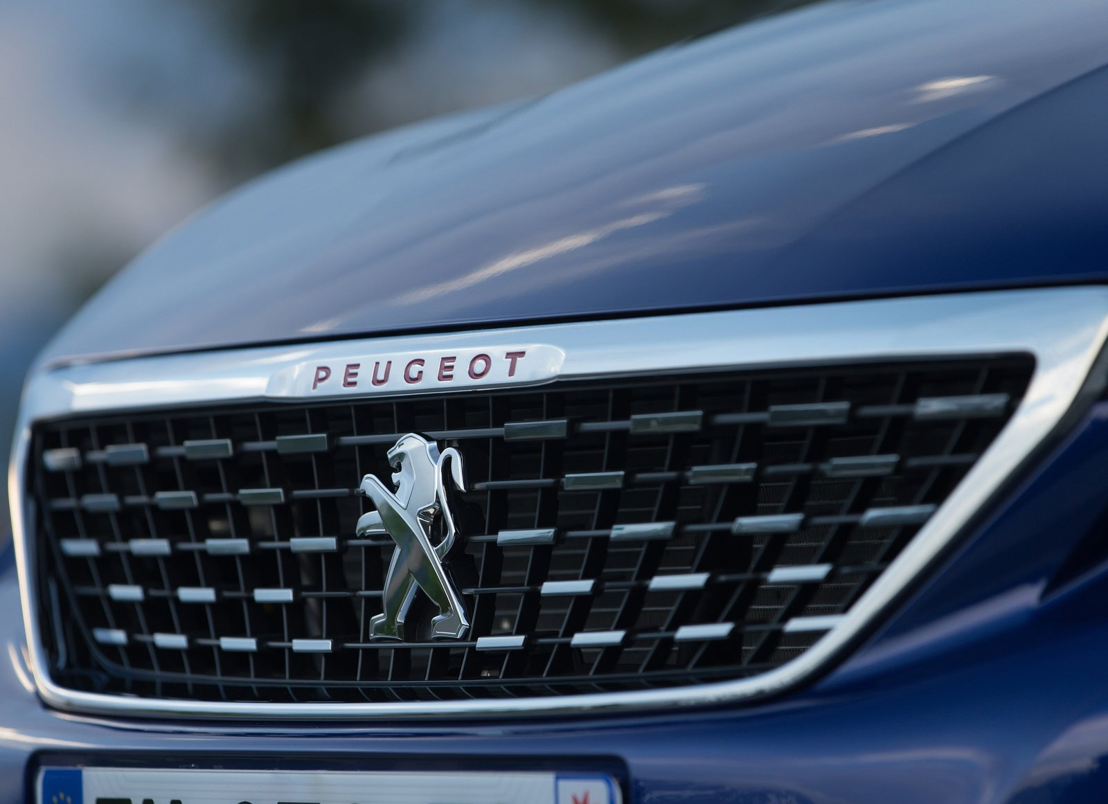 Знак Peugeot (Пежо) на решітці автомобіля