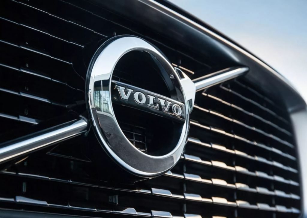 Значок Volvo на решітці радіатора