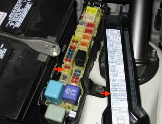 Розташування під капотом