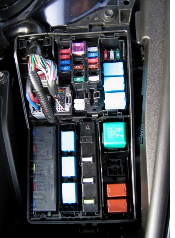 Фото блоку запобіжників під капотом