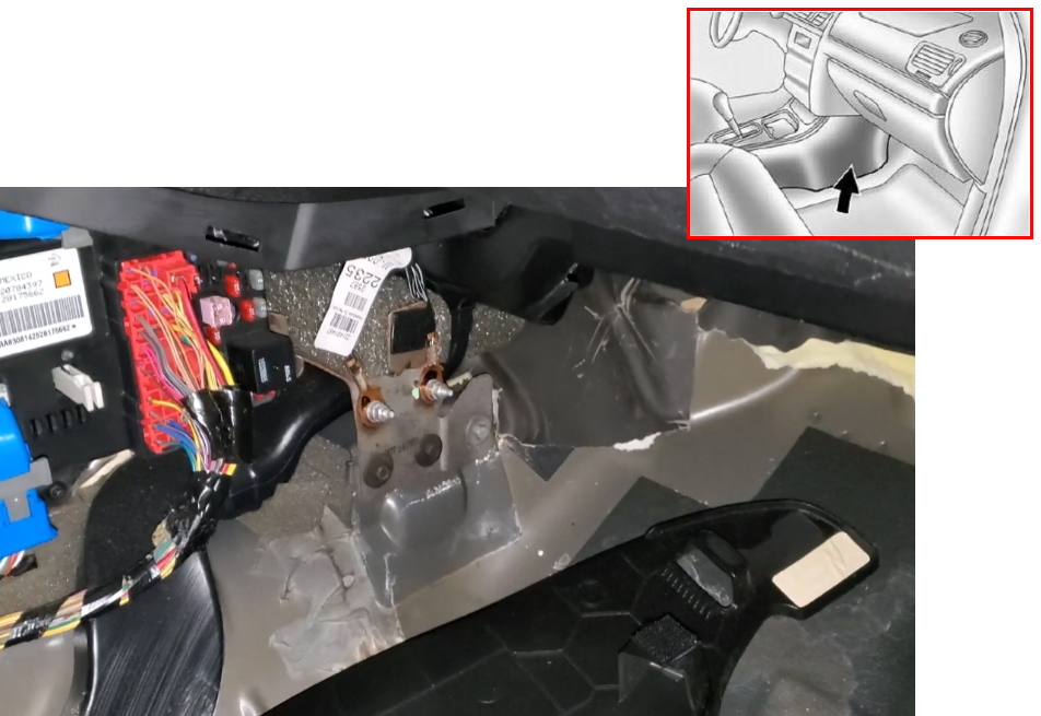 розташування блоку запобіжників у салоні