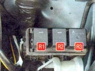 Блок реле під капотом