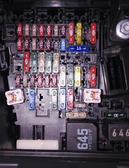 Фото блоку запобіжників у салоні Skoda Kodiak