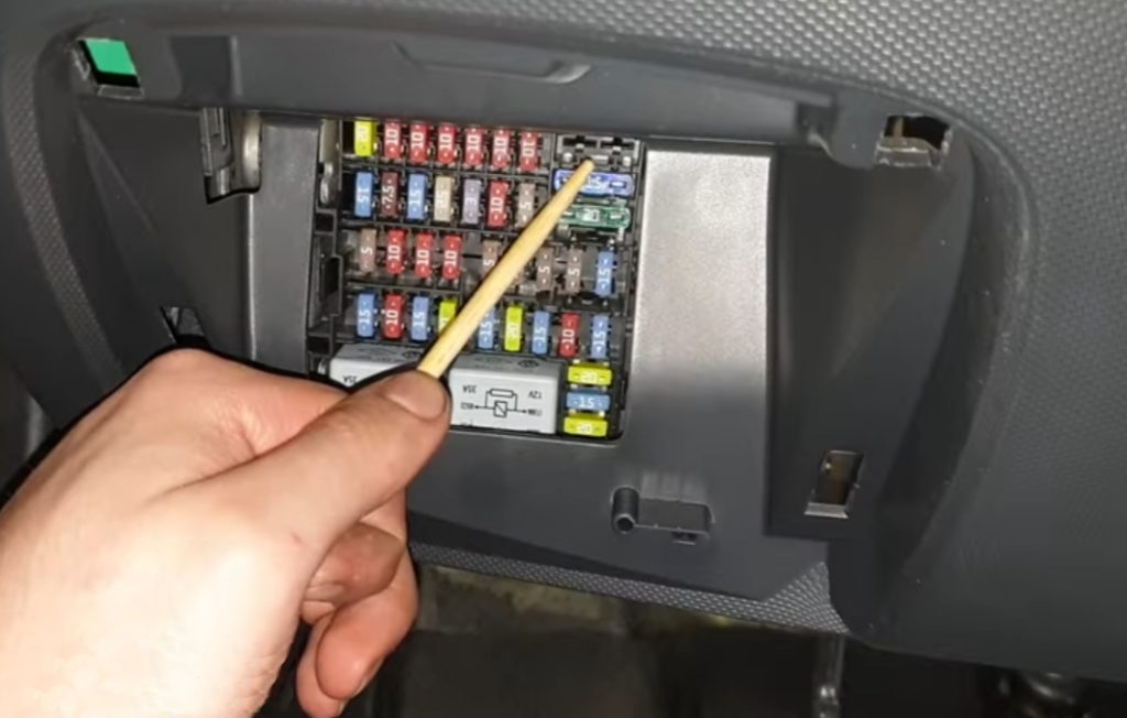 photo fuse box Clio 4