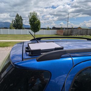 Старлінк міні прикріплений на даху автомобіля